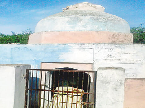theft gold vase in ancient temple at hamirpur