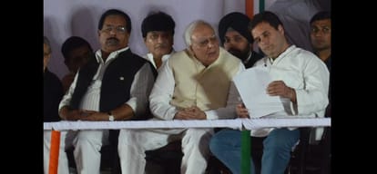 Rahul Gandhi speaks, chairs empty before the speech ended in the Ramlila grounds