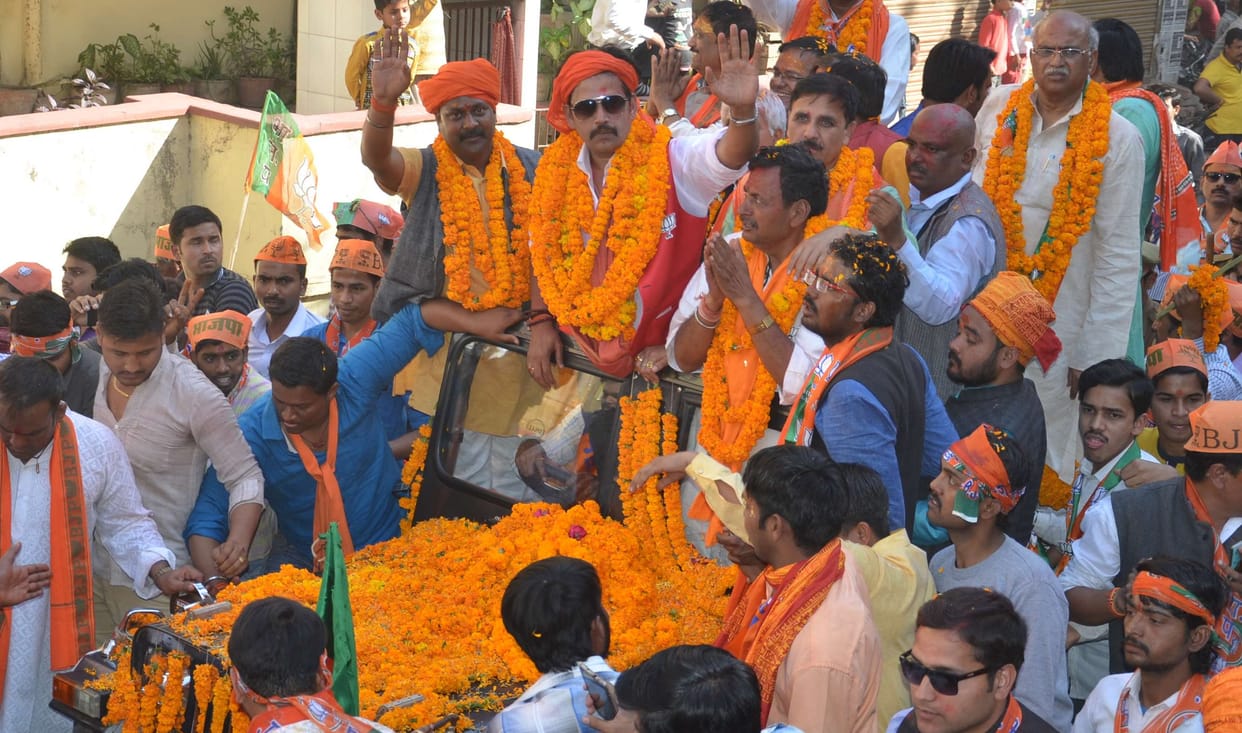  Ravi Kishan see people descended