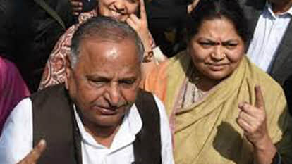 मुलायम सिंह यादव व साधना गुप्ता (फाइल फोटो)