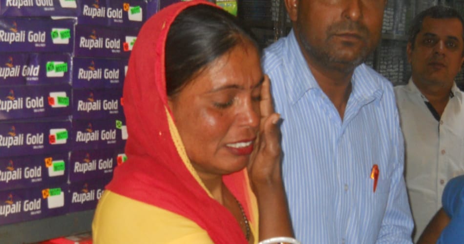 two childrens robbed bag full of money from shop counter at jhajjar of haryana