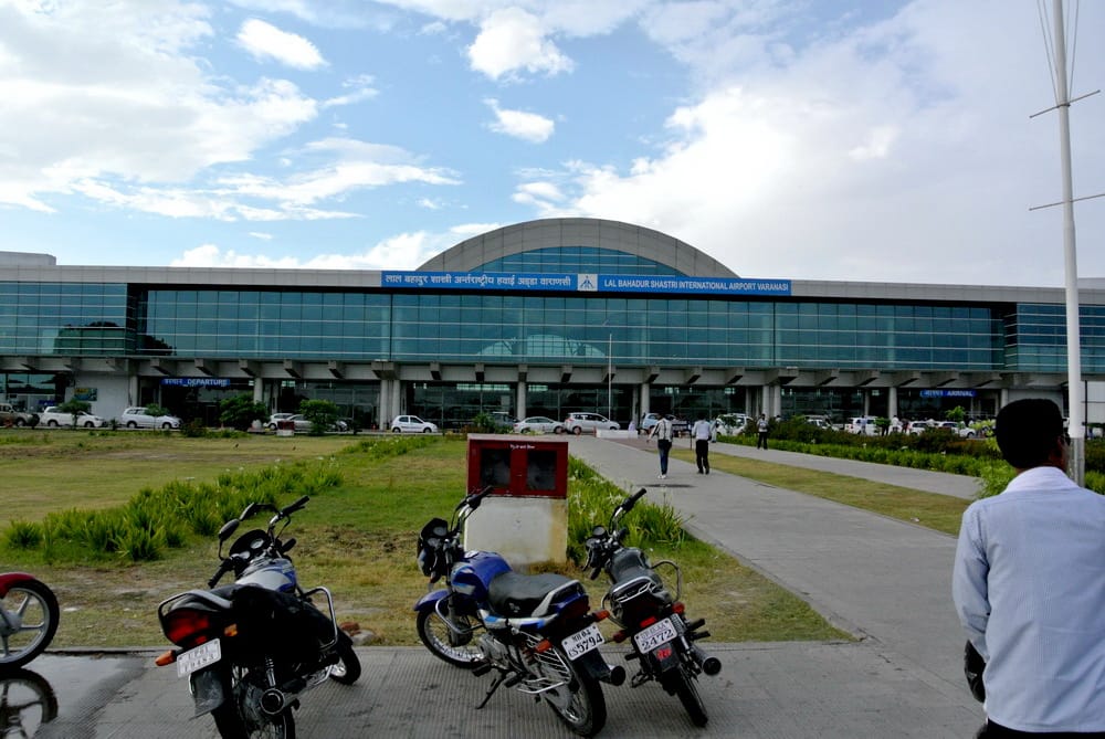 Varanasi airport authority help foreign tourist
