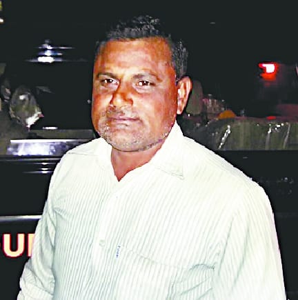 1.57 lakh looted, cache on the wall, ran off bike