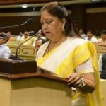 वसुंधरा राजे राजस्थान विधानसभा में बजट पेश करते हुए।