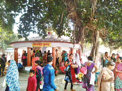 जानकी कुड़ परियर में परिक्रमा करते भक्त।