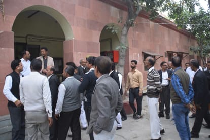 In the court lawyers beaten the Inspector