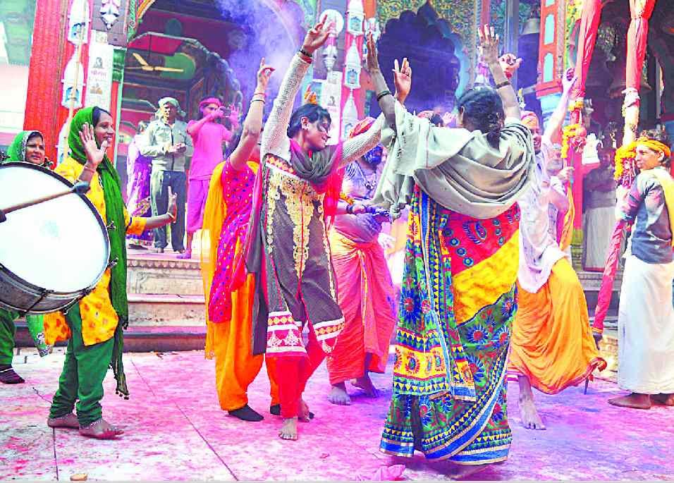 Holi's inauguration in Awadh