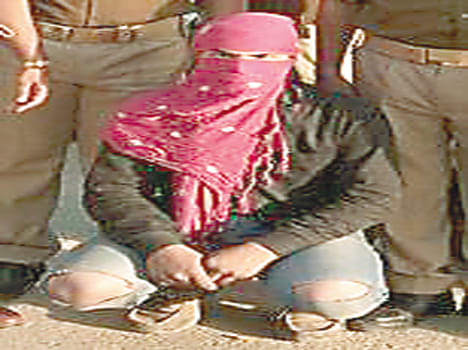 Charged vehicles from Aurangzeb, arrested in Firozabad