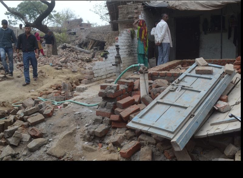 beton aur saas ke shavon ko dekh sadame mein sakeera