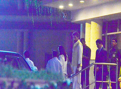 Abhishek Bachchan Aishwarya Rai's sudden visit to Lilavati Hospital at midnight, is all well ?