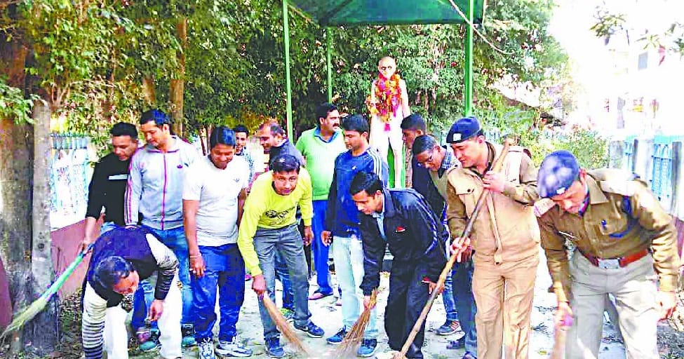 Cleaning by police in Bageshwar
