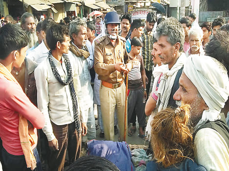 Villagers trapped dead body