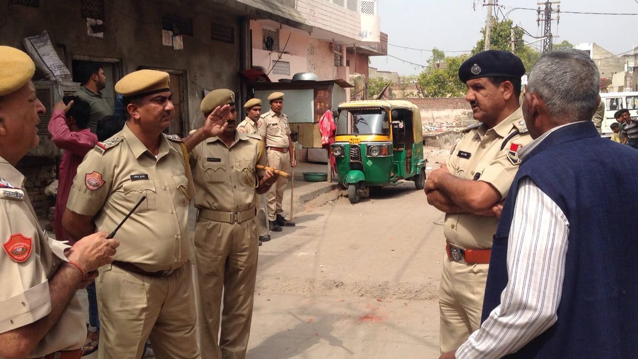To throw garbage, throw stones at two sides in jaipur