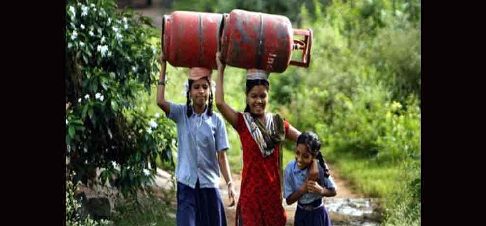 modi government announces free LPG connection to BPL women