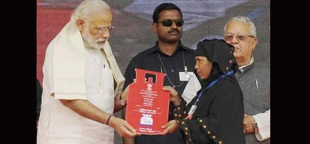 modi government announces free LPG connection to BPL women