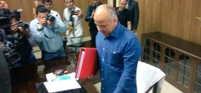 manish sisodia presenting delhi outcomecome budget in delhi assembly