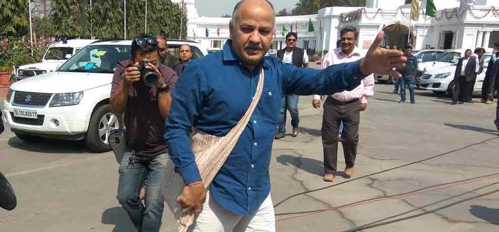manish sisodia presenting delhi outcomecome budget in delhi assembly