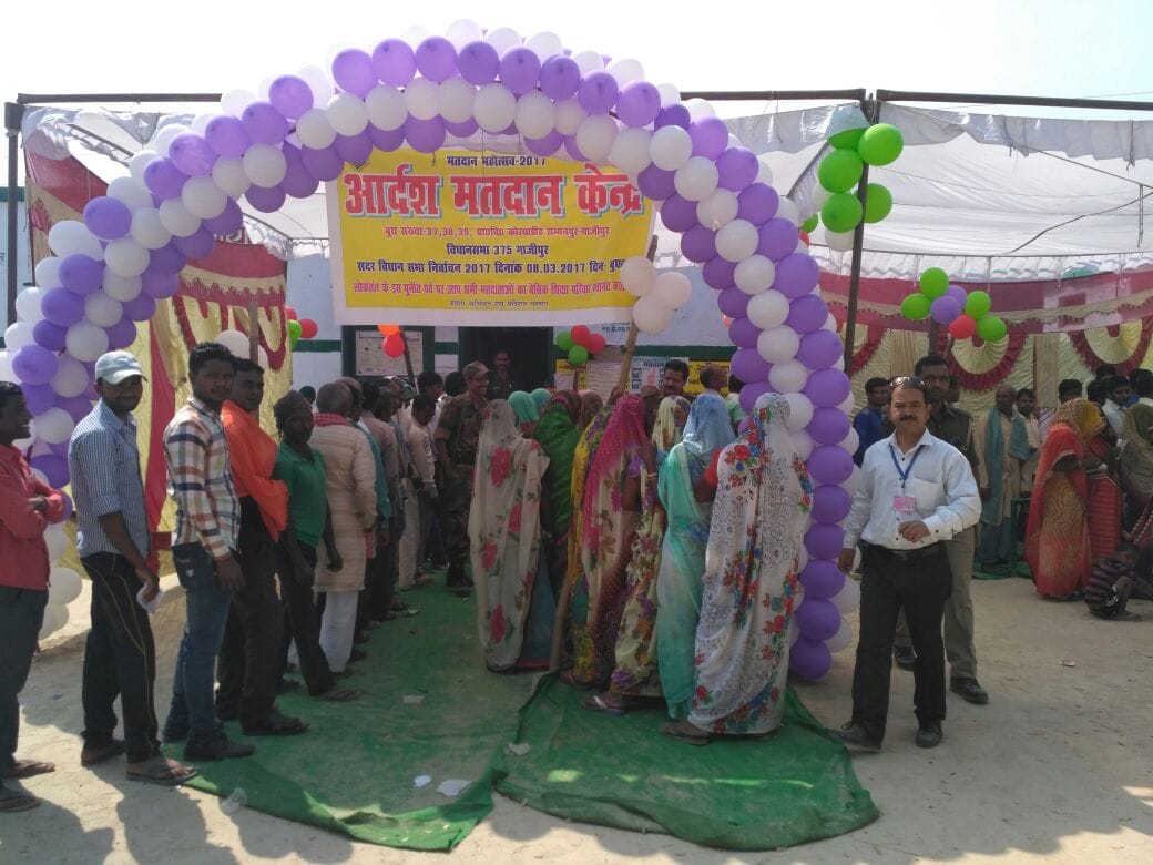 see photos of voting from purvanchal of seventh phase election
