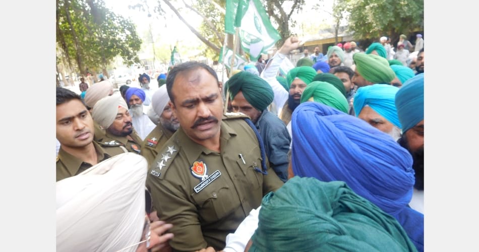 Vegetable king potato throws on road, punjab barnala news