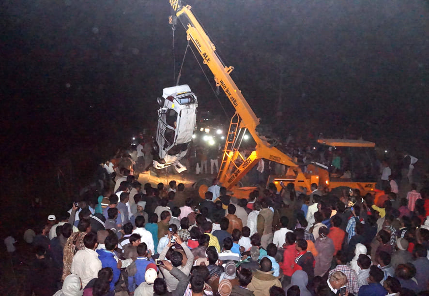 the car pool dowen in gang nahar] women died