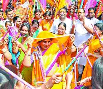 nishan yatra drawn by devotees