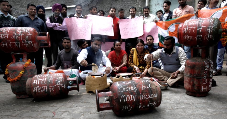 Youth congress protest at sector 19 chandigarh, price hike of gas cylinder