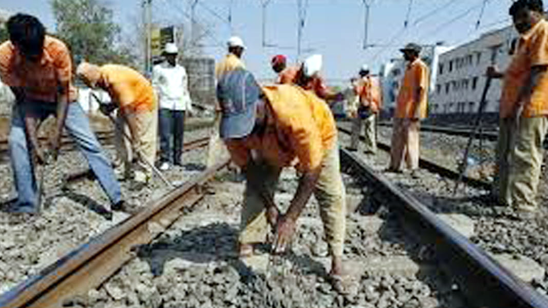 rail tracks broken many trains stop  