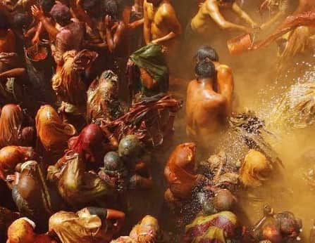 famous kapda fad holi of pushkar 