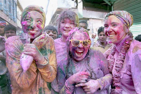 famous kapda fad holi of pushkar 