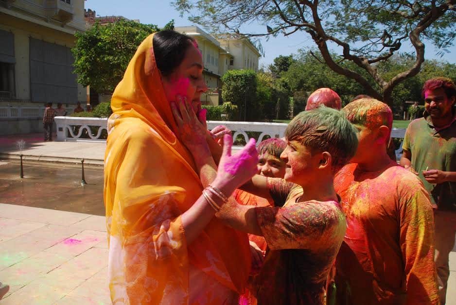 holi celebration in city palace jaipur