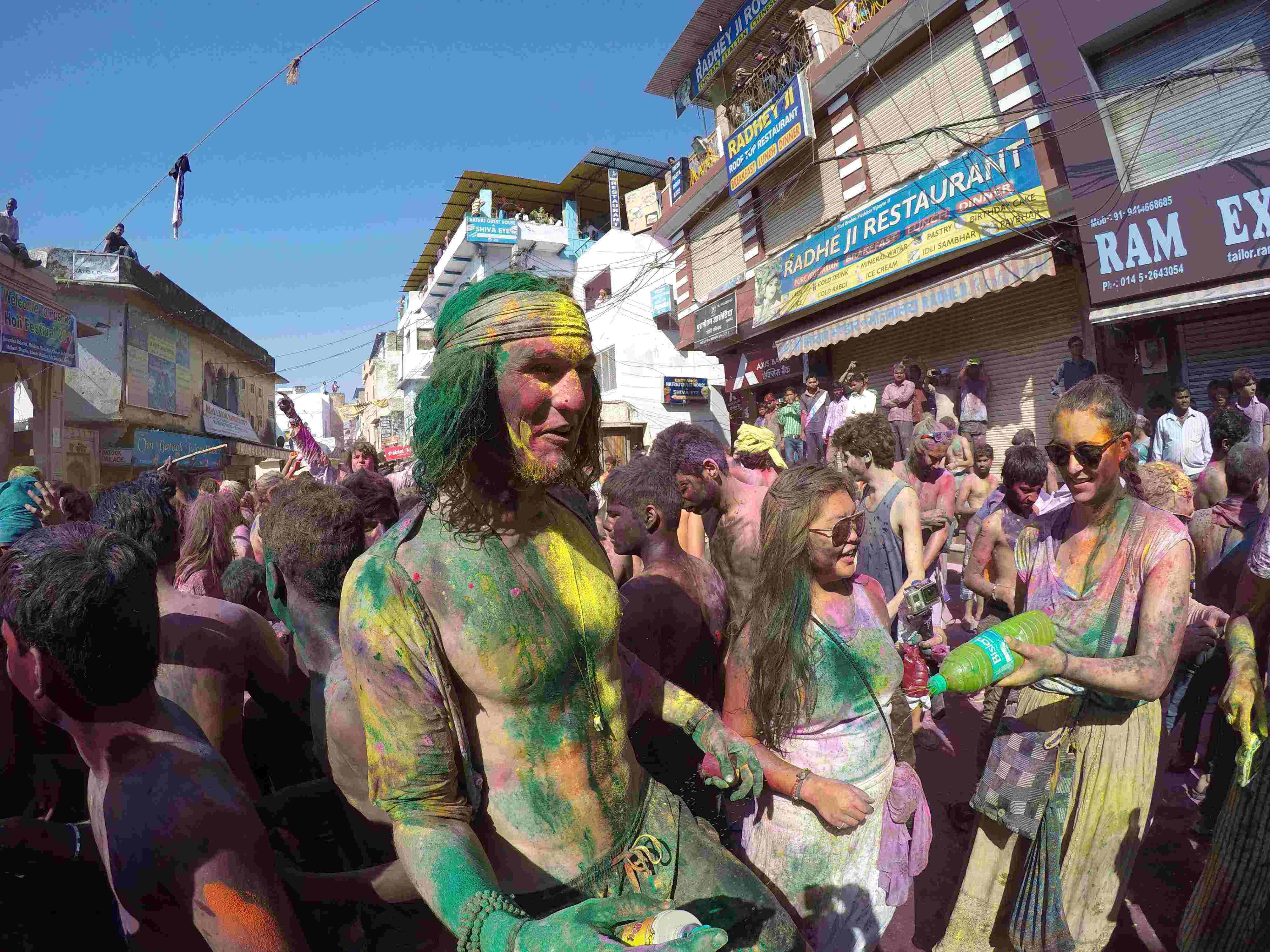 famous kapda fad holi of pushkar 