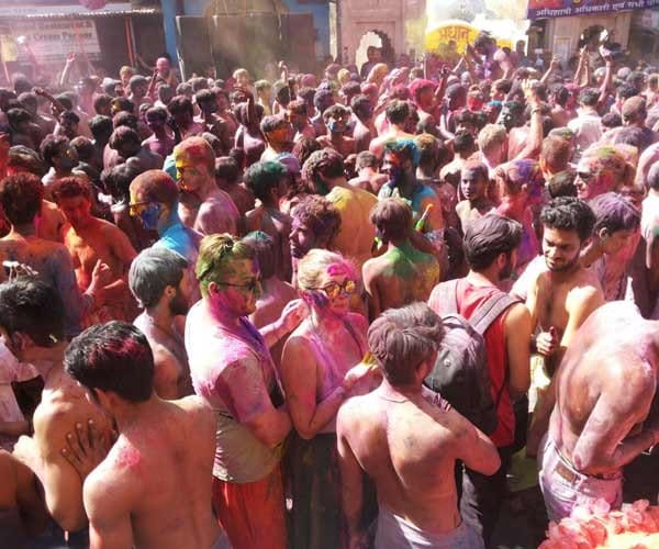 famous kapda fad holi of pushkar 