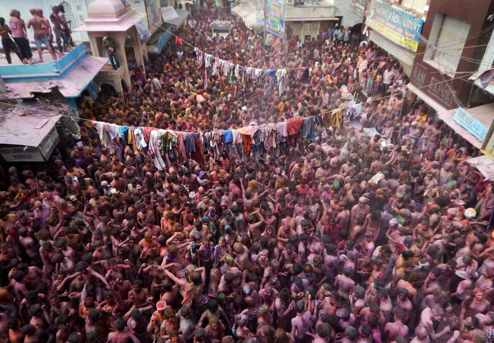 famous kapda fad holi of pushkar 