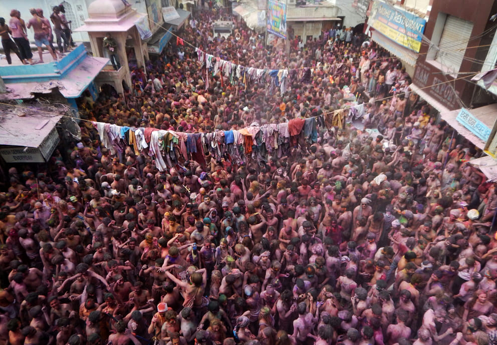 famous kapda fad holi of pushkar 