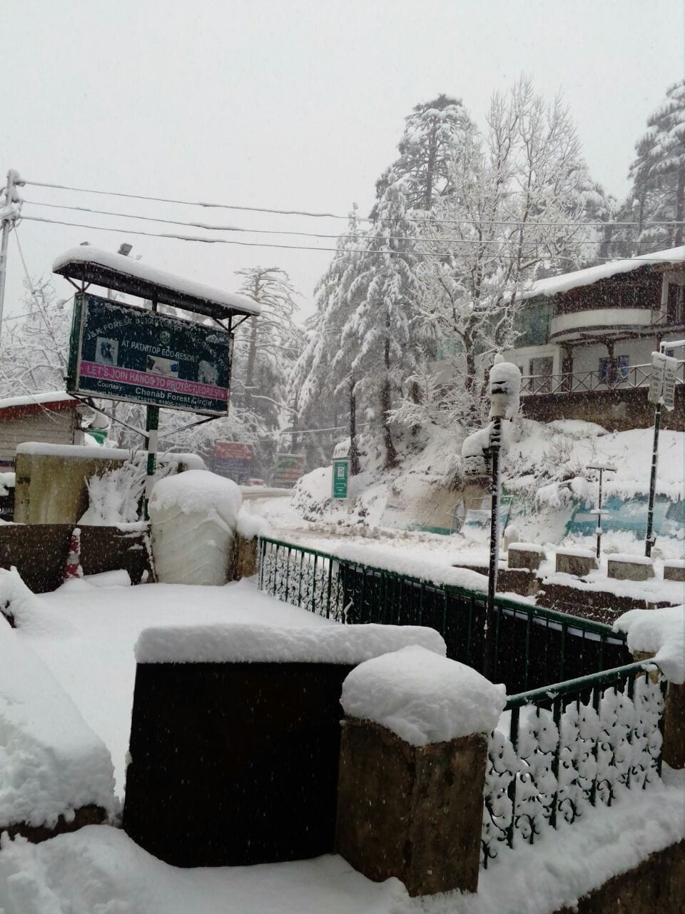 heavy snowfall in jammu kashmir higher reaches
