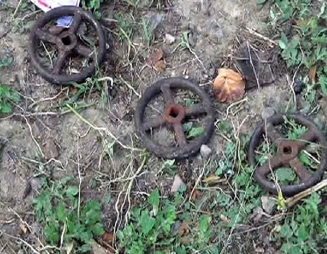lpg gas tank of petrolium train unlocked by boys to steal oil, railway saved people life timely