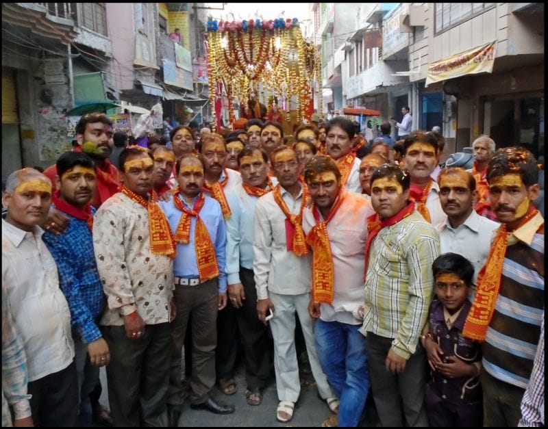 phool dol yaatra mein phoolon se khelee holee