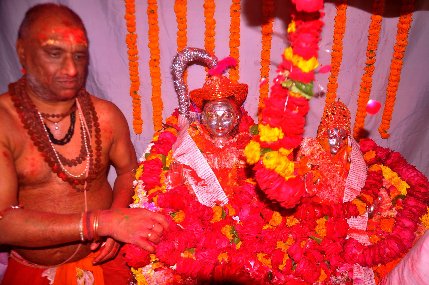 kishan making dress and Gayasuddin making safa for baba vishwanath gauna
