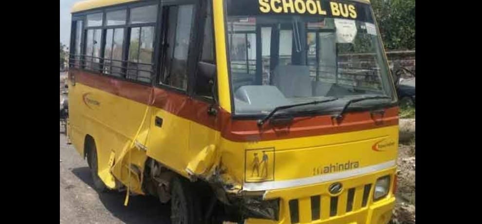 fathebad, school bus, crashed, driver enjured, fatehabad