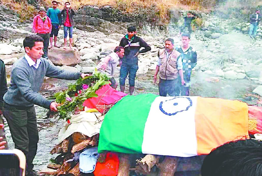 Thousands of people gave their last farewell to the martyrs with damp eyes
