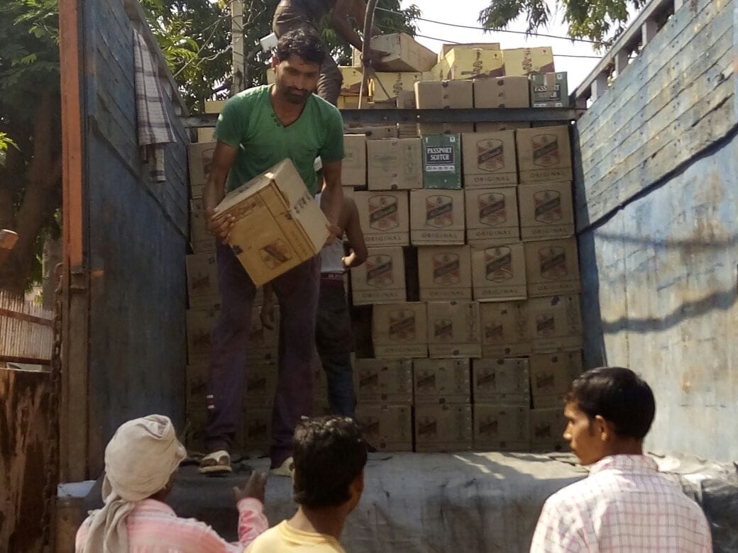 Smugglers arrested in kotputli,  illegal liquor smuggled from Haryana