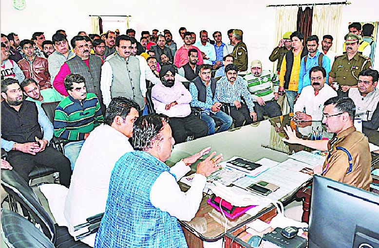 Opponents try to kidnap, kidnapping, shops closed