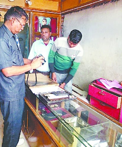Thieves fly two lakh jewelery
