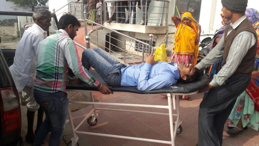 Mini bus collapses on New Sanganer road, injures half a dozen passengers