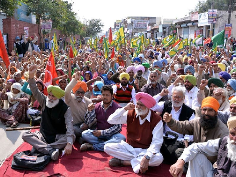 Bhikiyu, Dakhi in front of DC office, demand for arrest of accused, warns of movement, Sangrur