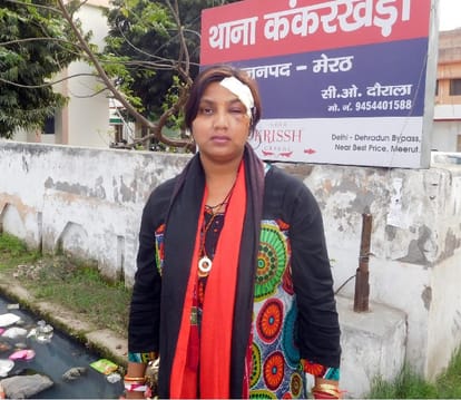 samajwadi party leader inspector on pistol, stir in the police station     