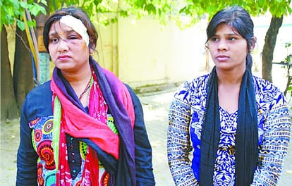 samajwadi party leader inspector on pistol, stir in the police station     