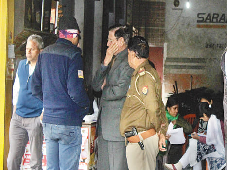 sariya vyaapaaree ke yahaan aayakar ka chhaapa, dastaavej jabt Seema trader seized income tax raid