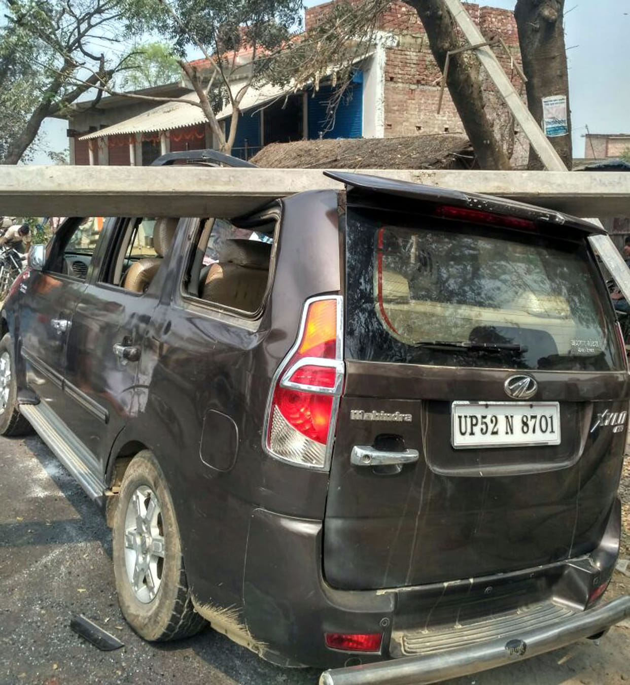 Dropped poles on the car, children survivors