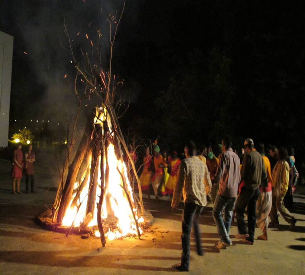 these things offer to lord shiva on holi